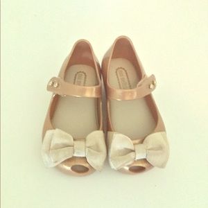 Mini Melissa size 6 shoe.
